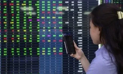 Chứng khoán dự báo tiếp đà tăng, chuyên gia khuyến cáo gì?