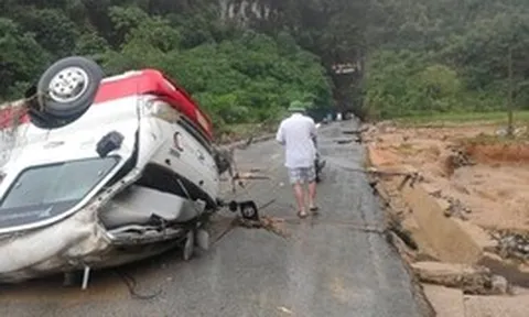 Mưa lũ và dông lốc đánh chìm tàu, cuốn trôi ô tô, thiệt hại hơn 10 tỷ đồng
