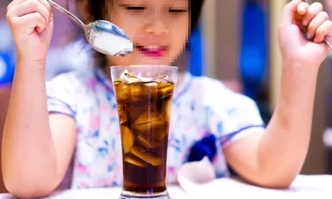 Bé gái 12 tuổi thủng ruột vì mắc sai lầm này khi uống nước theo cách "vạn người mê"