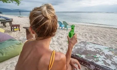 Trào lưu làm đẹp kỳ quặc "đổ bia lên người phơi nắng", bác sĩ cảnh báo tác hại khó lường