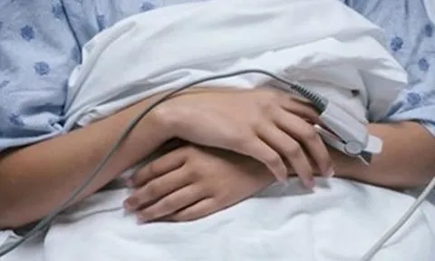Chơi bóng giữa trưa nắng, nam sinh 15 tuổi bị sốc nhiệt phải cấp cứu khẩn