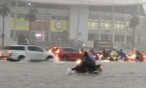VIDEO: Sau đợt nắng nóng gay gắt, trận mưa "giải nhiệt" nhấn chìm nhiều tuyến phố Hà Nội