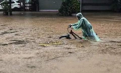 Chiều nay, nhiều khu vực nội thành Hà Nội hứng mưa lớn, nguy cơ ngập úng