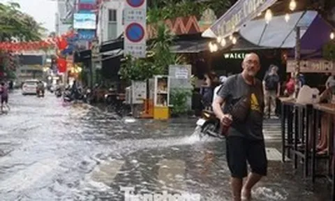 Người dân, du khách bì bõm lội nước trên 'phố Tây' Bùi Viện