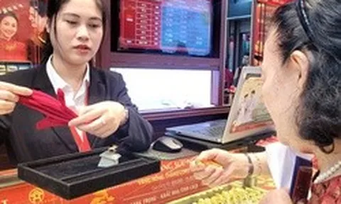 Chuyên gia lý giải vì sao giá vàng "ngủ dậy" giảm hàng triệu đồng mỗi lượng