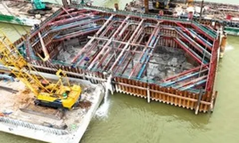 Ba trụ tháp chính của cầu dây văng hơn 7.300 tỷ dần lộ diện trên sông Hồng