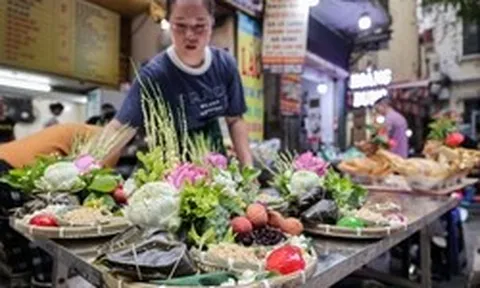 Mâm hoa cúng hút khách, giá bánh gio tăng gấp 3 lần trong ngày Tết Đoan ngọ