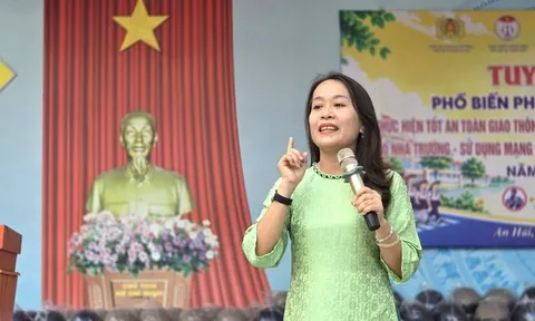 Buổi chào cờ đặc biệt với những câu hỏi pháp luật hóc búa