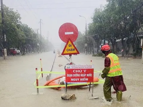 Mưa xối xả, nhiều tuyến đường ở Hà Tĩnh bị đứt gãy, ngập sâu