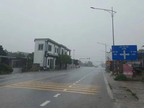 Điều chỉnh lộ trình, cấm phương tiện đi vào vùng tâm bão số 5 từ Thanh Hóa đến Quảng Trị