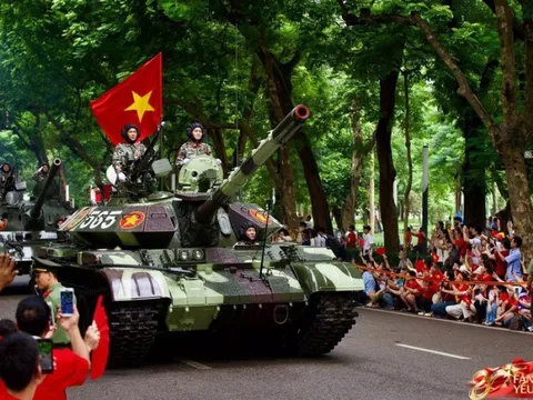 Khoảnh khắc tự hào: Đoàn diễu binh diễu hành A80 tiến bước theo từng tiếng hò reo của hàng vạn trái tim yêu nước