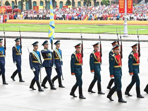 Bước chân hùng dũng của đoàn quân nhân Nga trong buổi tổng duyệt A80