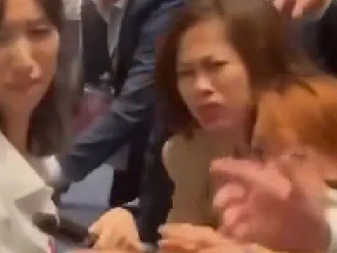Góc nhìn của luật sư về vụ "nhảy lên bàn" để giật phiếu mua căn hộ ở phường Bình Dương
