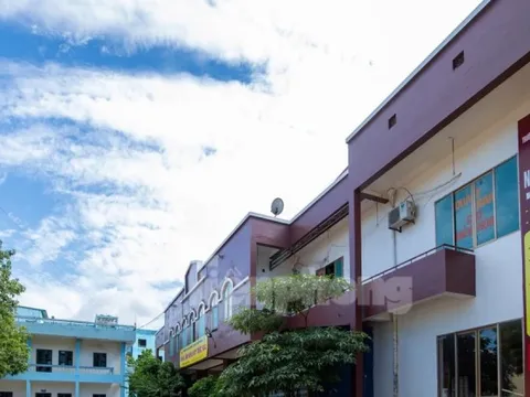 Đình chỉ nhân viên từ chối suất ăn từ thiện khi sinh viên đang bị cô lập