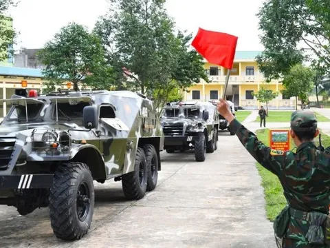 Quân khu 5 sẵn sàng xe bọc thép ứng phó với bão số 13