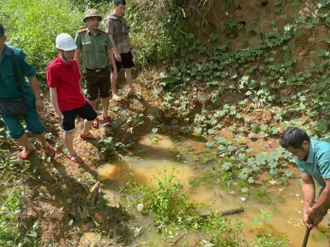 Sạt lở nghiêm trọng, đường vào làng du lịch Quảng Ngãi bị vùi lấp