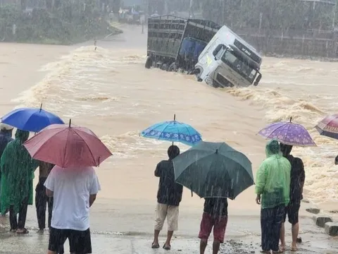 Xe tải bị lũ cuốn trôi, tài xế leo lên cabin đợi ứng cứu nhưng không kịp