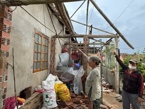 Gia Lai: Lốc xoáy bất ngờ cuốn tốc mái 10 nhà dân mới sửa sau bão