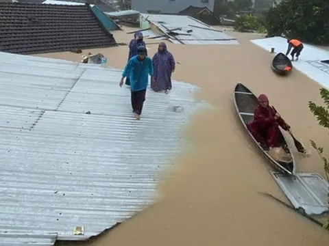 Lũ trên 2 sông ở Đắk Lắk và Khánh Hòa vượt lịch sử 1993 và 1986, bao giờ miền Trung mới giảm mưa?