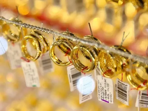 Trưa 19/1: Giá vàng nhẫn, vàng miếng tăng hơn 2 triệu đồng, chạm mốc 165 triệu đồng/lượng
