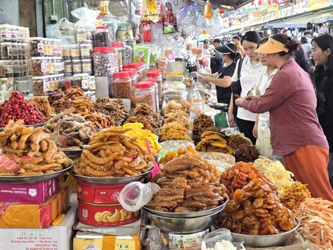 Thị trường tiêu dùng Tết "ấm" dần, không lo thiếu hàng