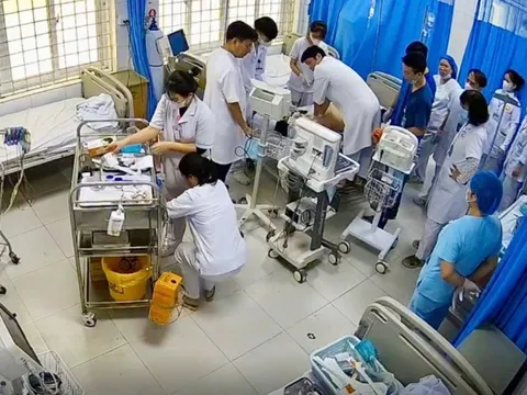 Ép tim gần 50 phút cứu sống nam sinh ngừng tim giữa giờ học