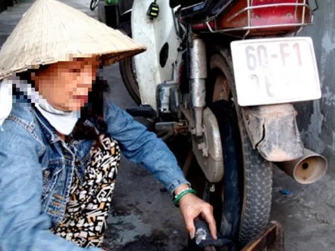 Trúng số độc đắc, người phụ nữ vá xe rơi vào bi kịch đầy nước mắt