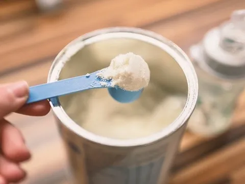 Bộ Y tế cảnh báo, yêu cầu dừng bán 5 loại sữa ngoại nghi nhiễm độc tố