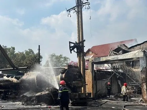 CLIP: Di tản hàng chục cháu bé trong vụ cháy xe bồn ở TPHCM