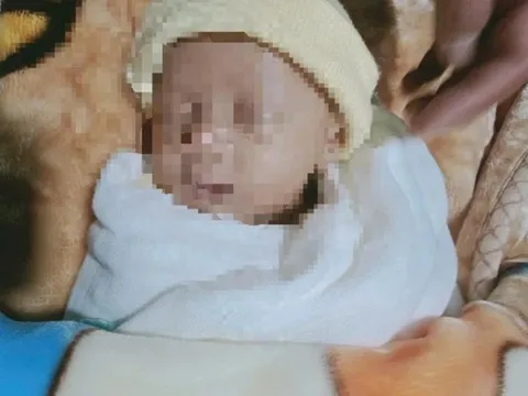 Tìm cha mẹ bé trai sơ sinh bị bỏ rơi bên đường ở Lâm Đồng