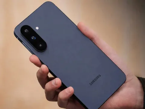 Nhìn chiếc điện thoại này là đủ thấy Samsung đã "đem con bỏ chợ"?