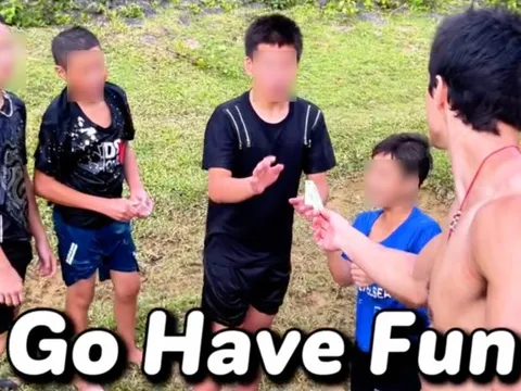 Cầm 200k rồi chạy biến đi mất, hành động quay lại của đứa trẻ vùng cao khiến khách Tây phải nể phục