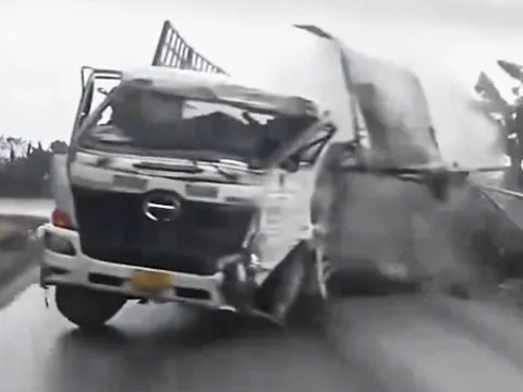 Xe tải mất lái trên đèo Đá Trắng, né 4 phương tiện trước khi lật ngang