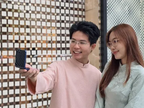 Tết là lúc người trẻ muốn làm mới mọi thứ, kể cả chiếc điện thoại