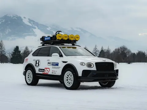 Bentley Bentayga có bản độ cho người mê offroad: Ngoại hình hầm hố, thêm lốp địa hình, khoảng sáng gầm nâng lên hơn 30cm, có chiếc go-kart trên nóc xe