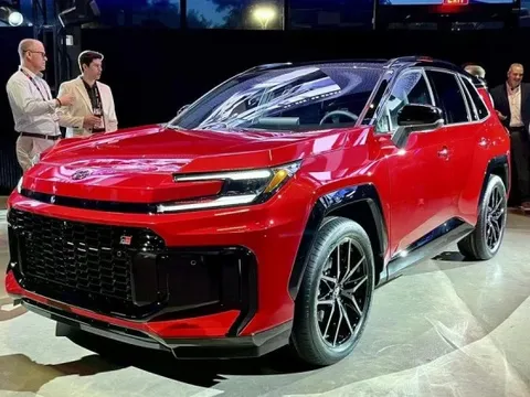 SUV ăn khách nhất của Toyota bán kênh giá hàng nghìn USD