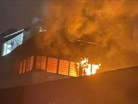 Cháy dữ dội nhà trọ 8 tầng ở Hà Nội