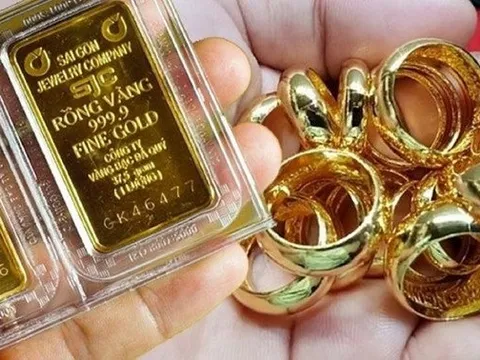 Giá vàng đột ngột tăng mạnh, thậm chí vượt kỷ lục 17 năm, chuyên gia dự báo kịch bản gì?