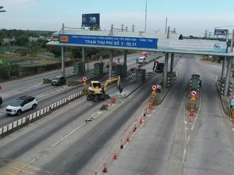 Hình ảnh đang tháo dỡ trạm thu phí T3 trên Quốc lộ 51
