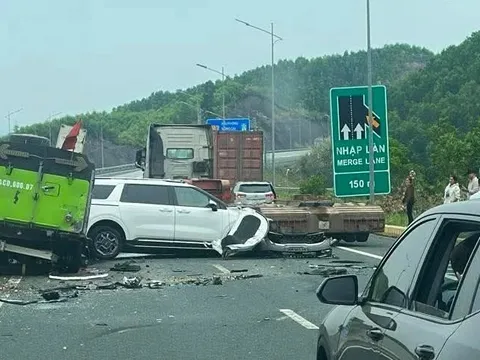 Xế hộp biến dạng sau cú lao thẳng vào xe hút bụi trên cao tốc