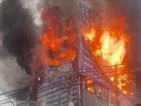 Hà Nội: Biển quảng cáo cháy ngùn ngụt ở nhà dân trên đường Trần Cung