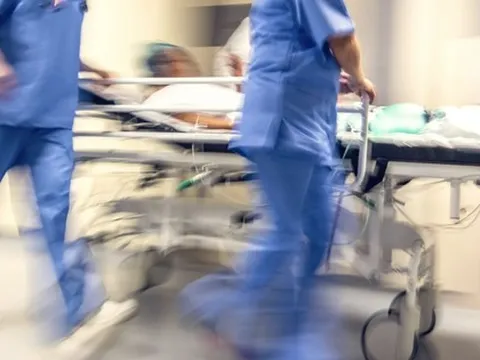 Cứu sống mẹ con du khách Nga bị tai nạn nguy kịch