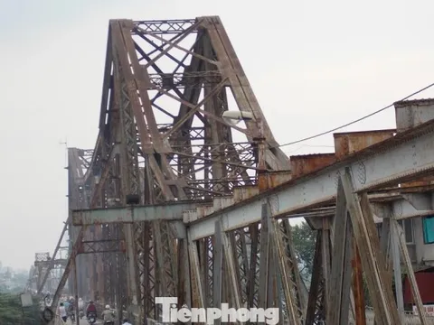 Cầu Long Biên cấm tàu hỏa, hành khách đi lại ra sao?