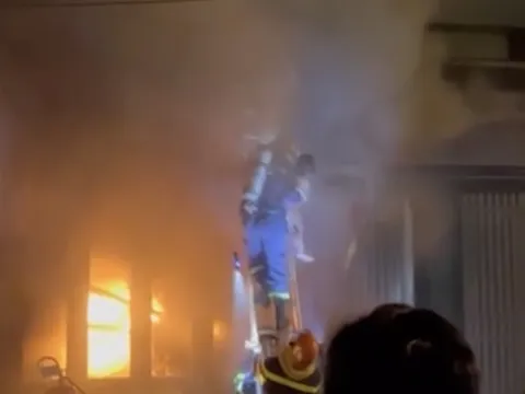 Cháy nhà ở TPHCM lúc rạng sáng, 4 người bị mắc kẹt