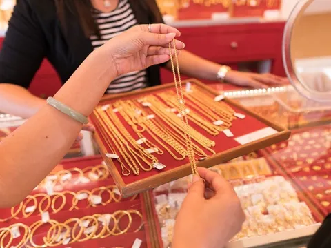 Vòng vàng của khách bị gãy lộ ra 2 viên bi thép, chủ tiệm tháo dỡ kiểm tra lại đổ ra thêm một vũng nước