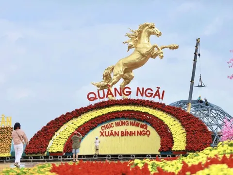Ngắm linh vật ngựa dát vàng ở Quảng Ngãi