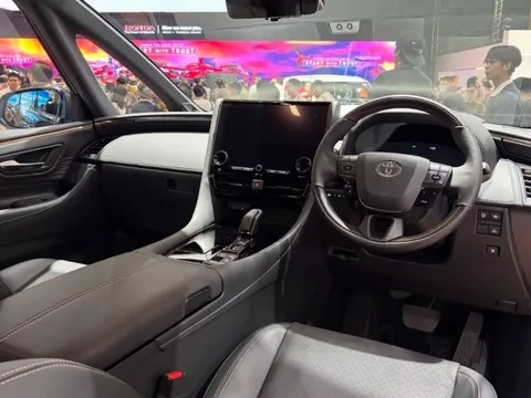 Toyota ra mắt Alphard Hybrid giá thấp nhất lịch sử: Lược bỏ loạt tiện nghi nội thất