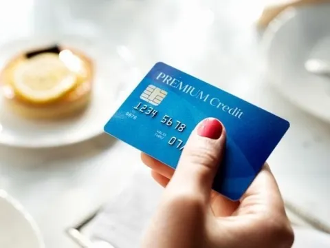 Thẻ ngân hàng đã khóa nhưng vì sao vẫn bị trừ tiền?