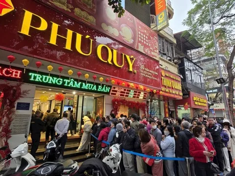 Sáng nay, nhà đầu tư ồ ạt mang ghế gấp, áo ấm xếp hàng từ sớm mua một sản phẩm bạc đặc biệt