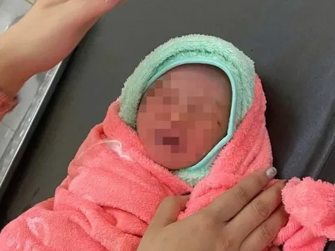 Phát hiện bé gái còn nguyên dây rốn giữa rẫy sầu riêng, toàn thân bị kiến bu